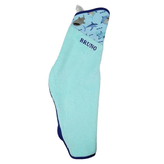 toalla pequeña para el cole con el nombre bordado y beta para colgar, colección tiburones